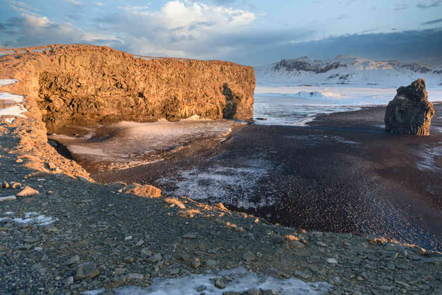 Islandia 134 - reserva natural de Dyrhólaey - acantilados de Dyrhólaey y playa de Reynisfjara.jpg